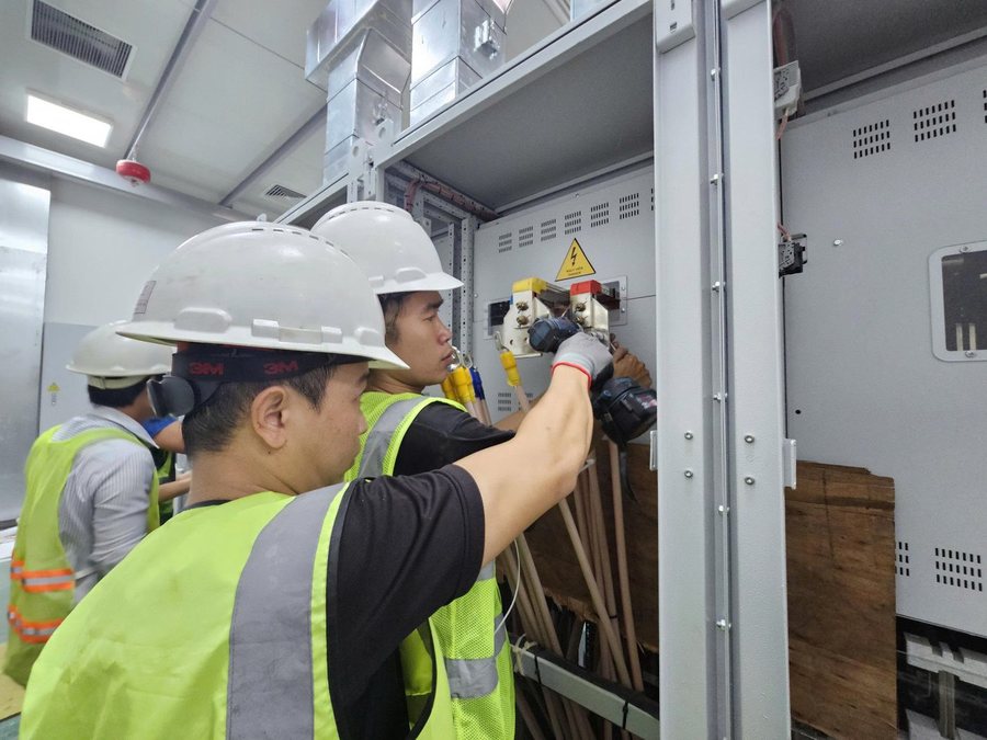 Kỹ sư GEXCO thi công đấu nối thanh cái tủ điện tại công trường